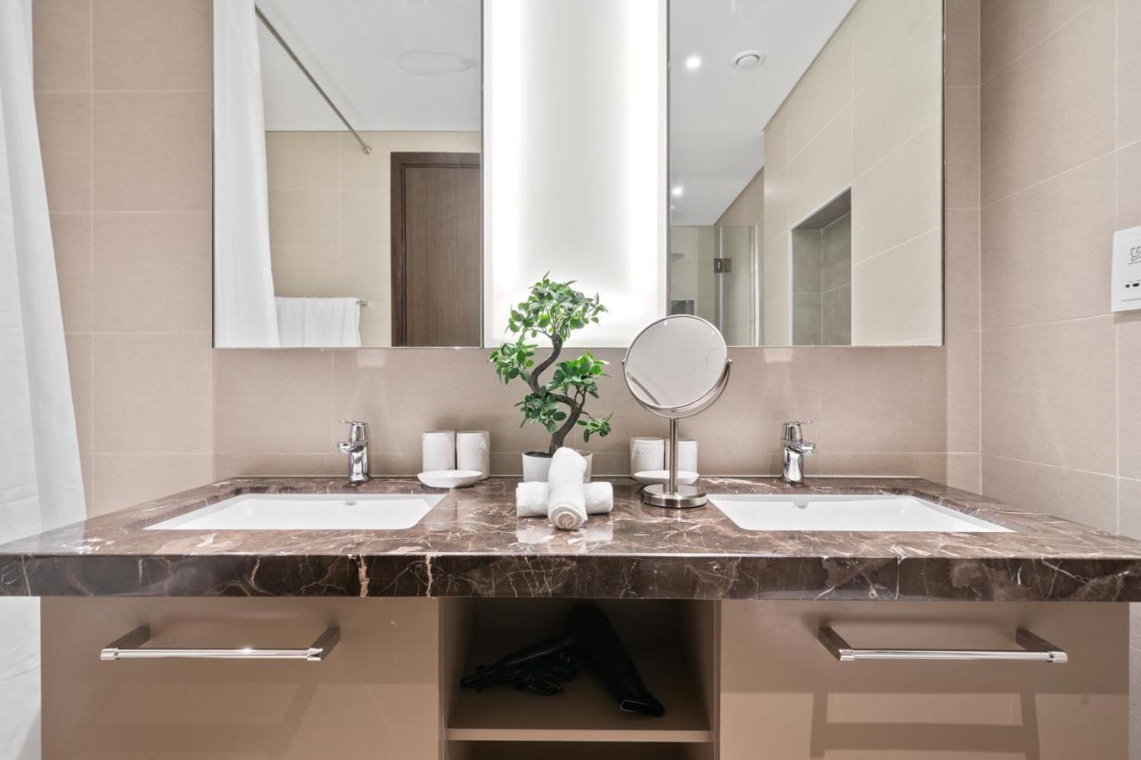 Breathtaking City Views From Dt Apt With Terrace Dubai Exterior foto